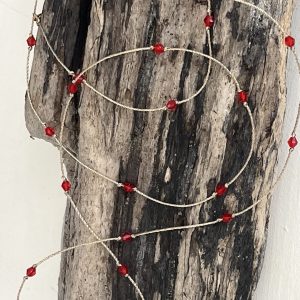 Baya ORELINE en perles de verre colorée rouge et tissées sur un fil doré très solide, fermoir en acier inoxydable doré sans nickel sans plomb et sans cadmium, sur mesure et ajusté à la taille