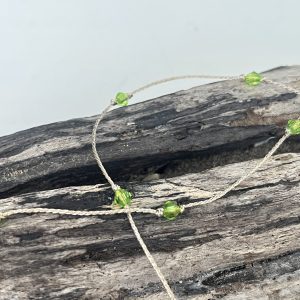 Chevillère ou Baya ORELINE en perles de verre colorée vert clair pomme et tissées sur un fil doré très solide, fermoir en acier inoxydable doré sans nickel sans plomb et sans cadmium, sur mesure et ajusté à la taille