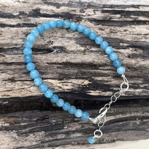 Bracelet en pierre naturelle de coquillage petites perles heishi fines de quartz bleu calcédoine et acier inoxydable sans nickel sans plomb et sans cadmium, avec fermoir et chainette d'extension