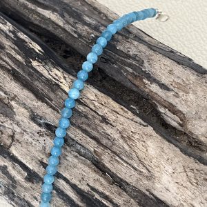 Bracelet en pierre naturelle de coquillage petites perles heishi fines de quartz bleu calcédoine et acier inoxydable sans nickel sans plomb et sans cadmium, avec fermoir et chainette d'extension