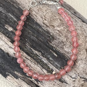Bracelet en pierre naturelle de coquillage petites perles de quartz rouge rose cerise et acier inoxydable sans nickel sans plomb et sans cadmium, avec fermoir et chainette d'extension