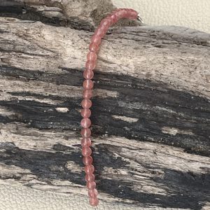 Bracelet en pierre naturelle de coquillage petites perles de quartz rouge rose cerise et acier inoxydable sans nickel sans plomb et sans cadmium, avec fermoir et chainette d'extension