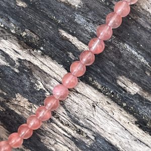 Bracelet en pierre naturelle de coquillage petites perles de quartz rouge rose cerise et acier inoxydable sans nickel sans plomb et sans cadmium, avec fermoir et chainette d'extension