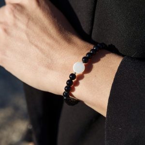 Bracelet en pierre naturelle de coquillage petites perles d'onyx et coquillage et acier inoxydable sans nickel sans plomb et sans cadmium, avec fermoir et chainette d'extension