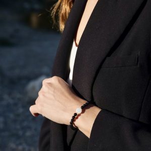 Bracelet en pierre naturelle de coquillage petites perles d'onyx et coquillage et acier inoxydable sans nickel sans plomb et sans cadmium, avec fermoir et chainette d'extension