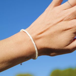 Bracelet en pierre naturelle de coquillage petites perles heishi fines de coquillage et acier inoxydable sans nickel sans plomb et sans cadmium, avec fermoir et chainette d'extension
