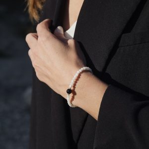 Bracelet en pierre naturelle de coquillage petites perles fines de coquillage et onyx et acier inoxydable sans nickel sans plomb et sans cadmium, avec fermoir et chainette d'extension