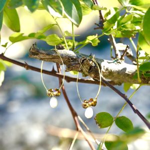 Boucles d'oreilles créoles de 3 ou 4 ou 3,5 mm en acier inoxydable doré sans nickel sans plomb et sans cadmium avec perles de verre ambre et perles dorées japonaises Miyuki et perles de culture d'eau douce blanche fait main atelier artisanal