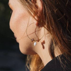 Boucles d'oreilles créoles de 3 ou 4 ou 3,5 mm en acier inoxydable doré sans nickel sans plomb et sans cadmium avec perles de verre ambre et perles dorées japonaises Miyuki et perles de culture d'eau douce blanche fait main atelier artisanal