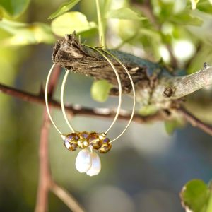 Boucles d’oreilles TESSA créoles avec perle d'eau douce blanche et acier inoxydable doré avec perles de verre couleur ambre