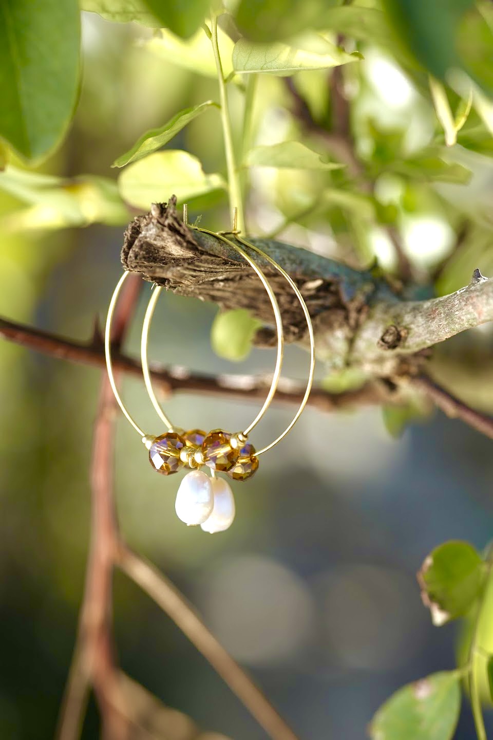 Boucles d’oreilles TESSA créoles avec perle d'eau douce blanche et acier inoxydable doré avec perles de verre couleur ambre