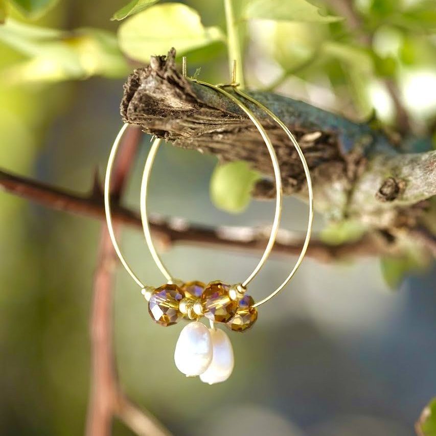 Boucles d'oreilles artisanales les Bijoux de Karine créoles en acier inoxydable doré avec perles de verre couleur miel, perles dorées Miyuki et perles de culture de blanche