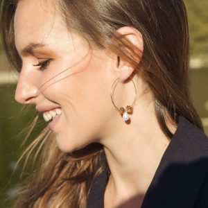 Boucles d'oreilles créoles en acier inoxydable doré avec perles de verre ambre et perles dorées japonaises Miyuki et perles de culture d'eau douce blanche