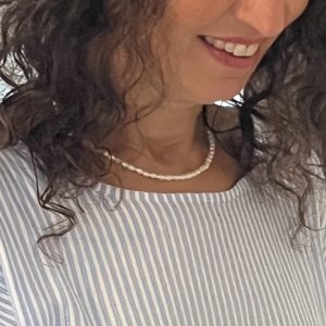 Parure collier bracelet bague Naïa ras de cou du cou féminin femme fille adolescente en petites perles de culture d'eau douce blanches veritables et fermoir en acier inoxydable doré chainette d'extension, médaillon les bijoux de Karine bague montée sur fil élastique solide