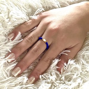 Bague ORÉA élastique en perles de verre bleu vif roy electrique cobalt et petite perle de culture d'eau douce blanche et perles japonaises de verre MIYUKI dorées fait main à la taille et sur mesure