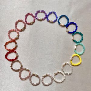 Bague ORÉA élastique en perles de verre japonaises MIYUKI colorées et petite perle de culture d'eau douce blanche et perles japonaises de verre dorées fait main à la taille et sur mesure