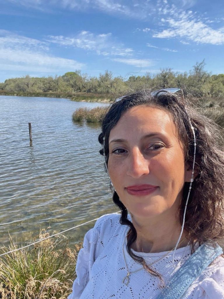 Bijoux artisanaux faits main dans l'Atelier de Karine (Grad Sud de la France) par Les Bijoux de Karine, photo avec cordon à lunette Chaine de lunettes Elyzia
