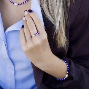 Armor, le bracelet en perles d'eau douce et de verre est conçu avec une perle centrale d'eau douce et une chainette d'extension en acier inoxydable